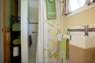 The Studio: the bathroom